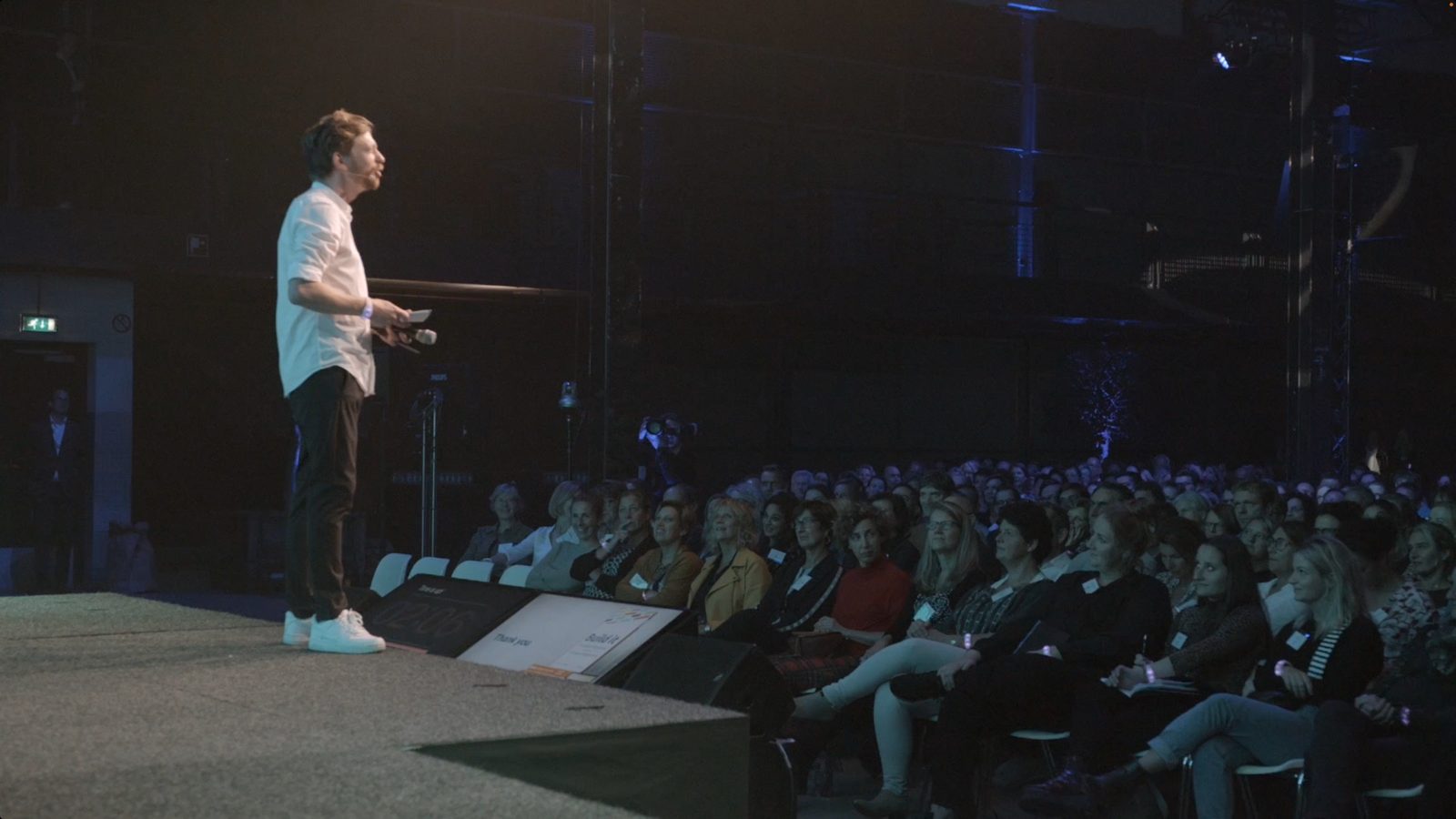 Steye van Dam geeft een keynote voor een volle zaal