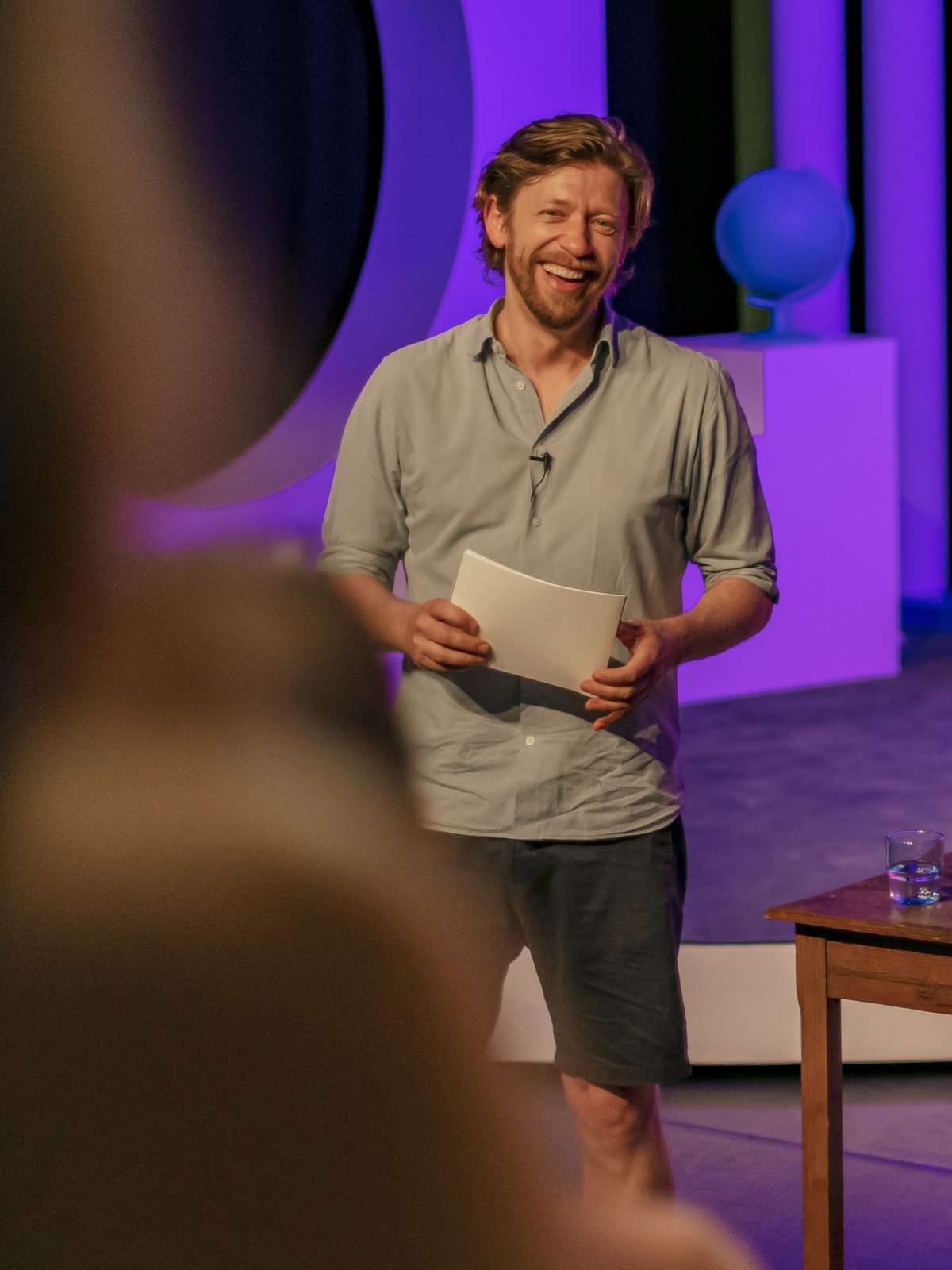 Portret van Steye van Dam op het podium